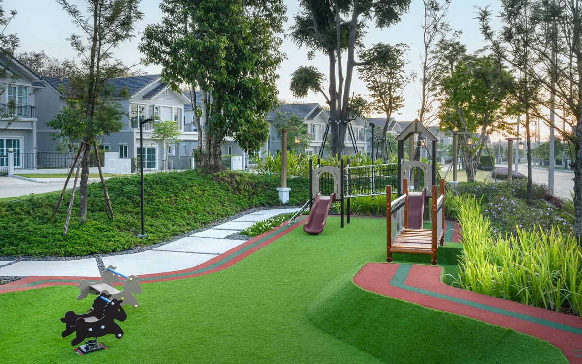 The central garden and playground at Anasiri Paklok